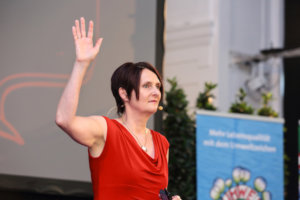 Ulrike Stahl - Keynote Speaker fuer Zusammenarbeit - Buehnenfoto 