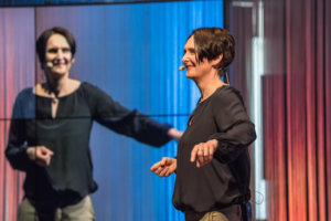 Ulrike Stahl - Keynote Speaker fuer Zusammenarbeit - Buehnefoto